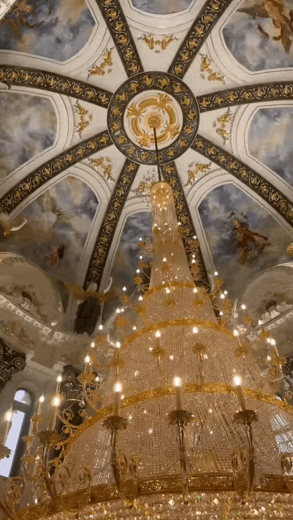 Ấn tượng nhất là bộ đèn chùm "khổng lồ" nằm ở giữa mái vòm chính kéo dài đến 2 tầng nhà, giá trị ước tính vài tỷ đồng. Ảnh chụp màn hình