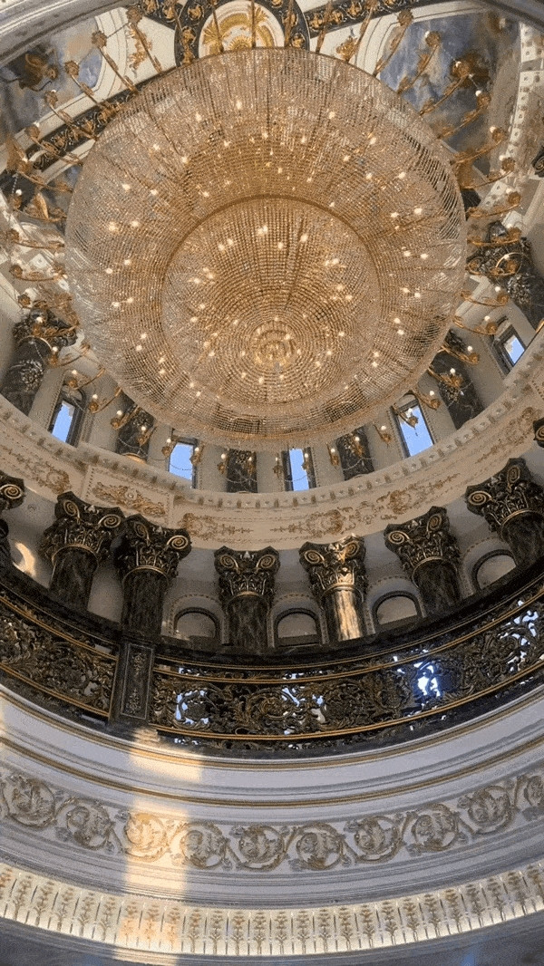 Mái vòm được điểm xuyết những bức tranh sống động, bức phù điêu chạm trổ tinh xảo. Ảnh chụp màn hình