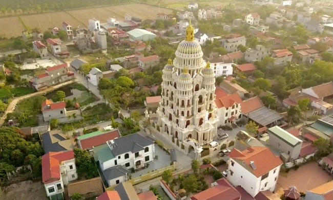 4 mái vòm phụ bao quanh phần chóp khiến công trình trông như một tổ hợp lâu đài lớn nhỏ xa hoa đẳng cấp. Ảnh: Bắc Ninh quê tôi