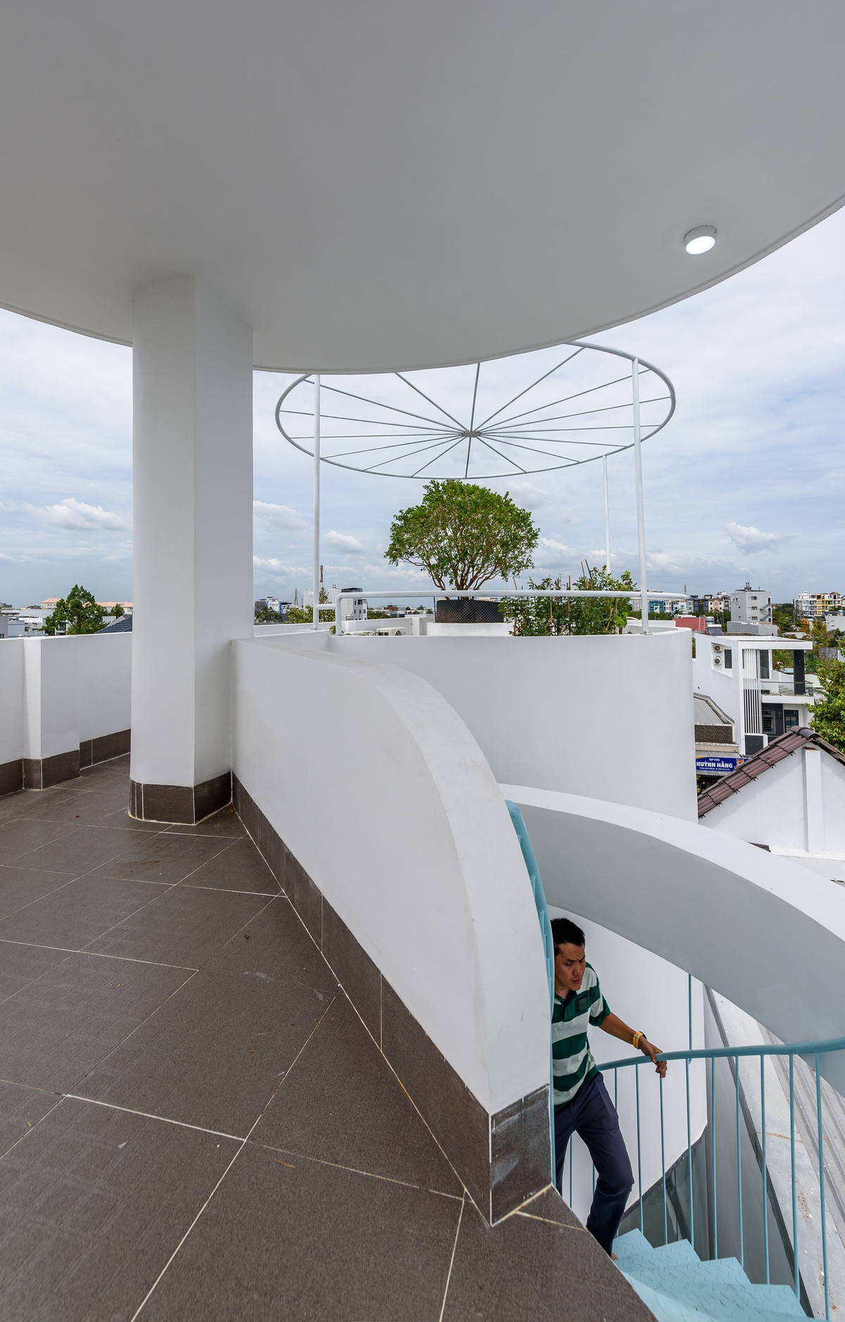 Sân thượng là nơi sinh hoạt cho cả gia đình khi rảnh rỗi và trồng cây xanh. Ảnh: Lonton Studio