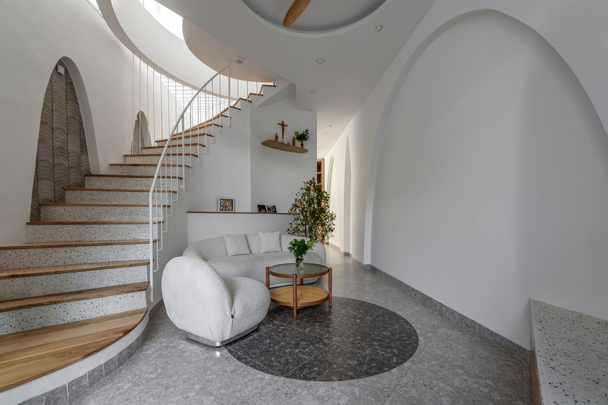 Không gian phòng khách đơn giản, sử dụng tone trắng chủ đạo. Ảnh: Lonton Studio