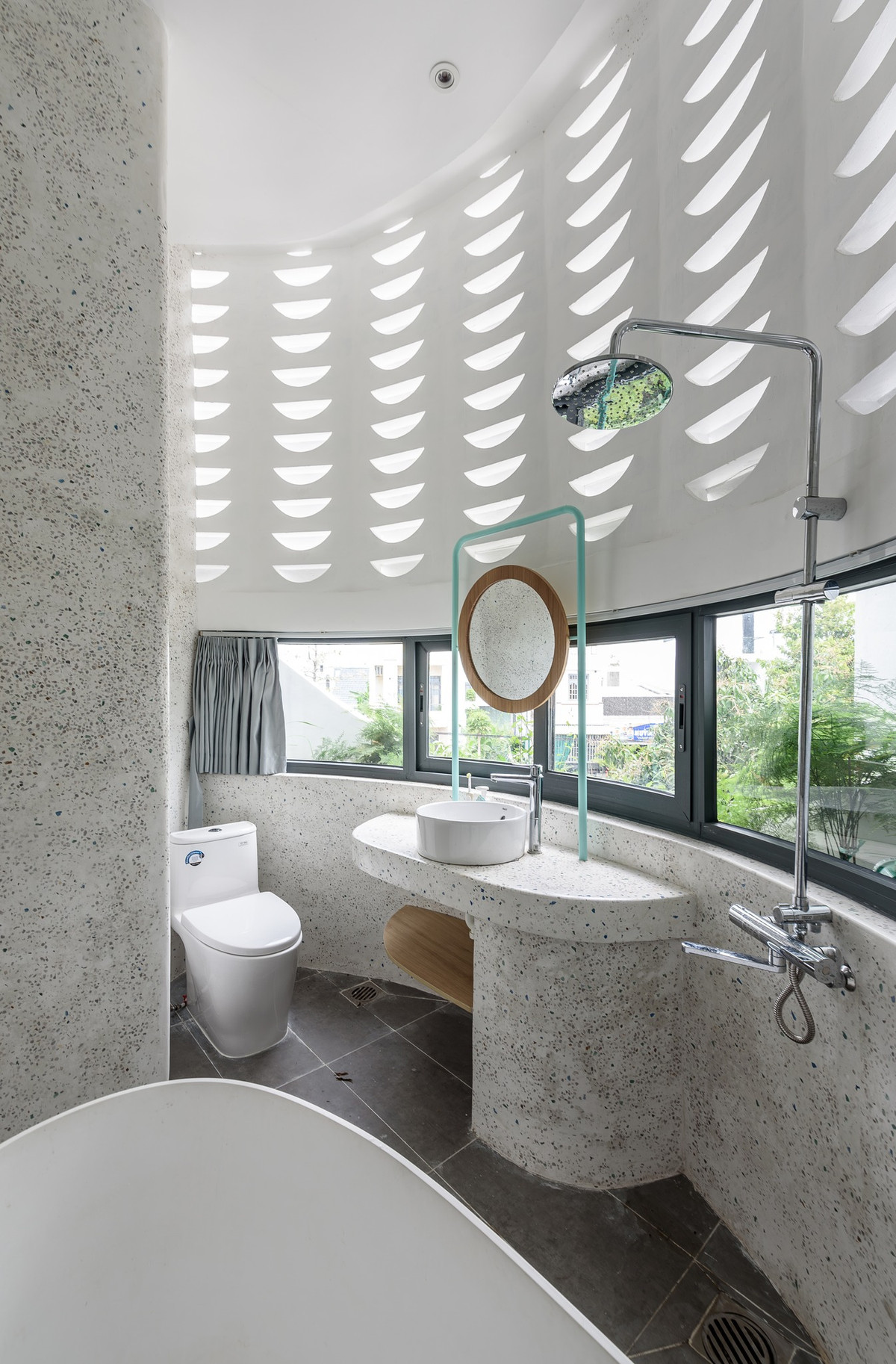 Phòng tắm của phòng ngủ chính được đưa ra mặt tiền, ngăn cách bằng vách kính. Ảnh: Lonton Studio