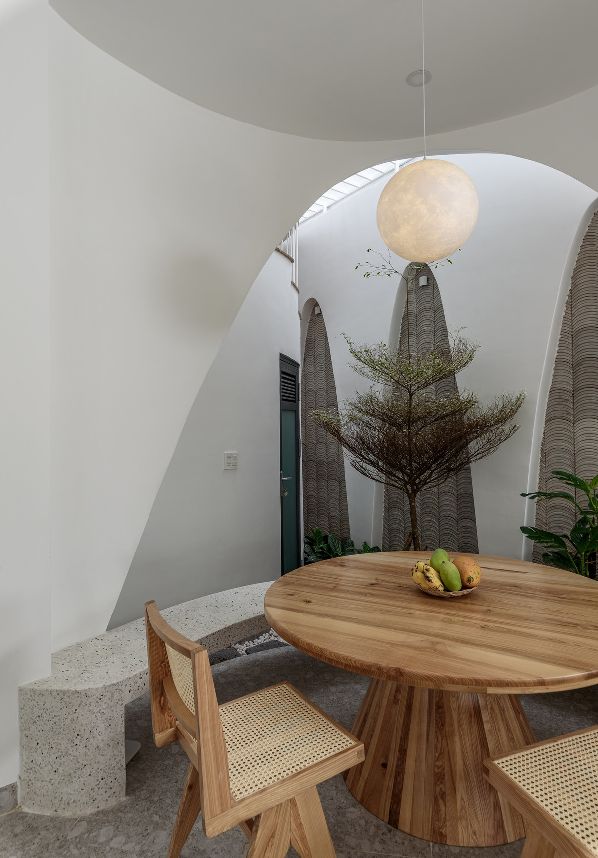 Bàn ăn với điểm nhấn là mảng cây xanh nhỏ. Ảnh: Lonton Studio