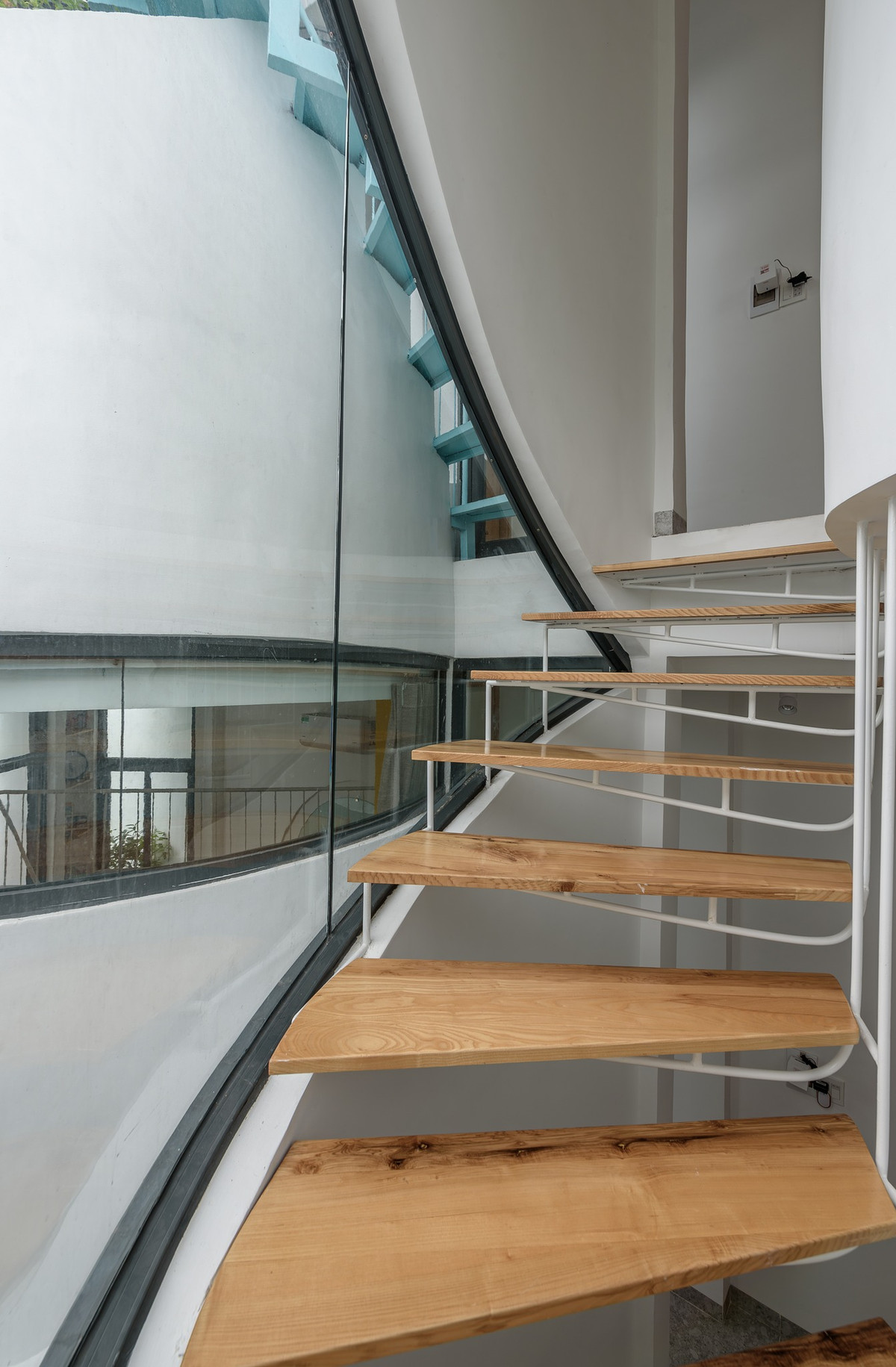 Nhằm mang đến không gian sống thân thiện môi trường, thông thoáng và giảm cảm giác bí bách như những công trình nhà ống thông thường, kiến trúc sư chọn thiết kế mở, chú trọng giải pháp lấy sáng, thông gió. Ảnh: Lonton Studio