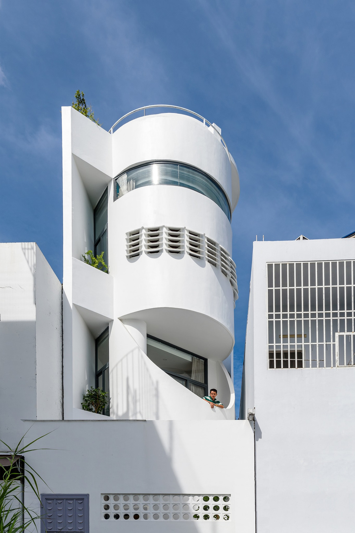 Xây dựng trên khu đất rộng 95m2 tại Cần Thơ, ngôi nhà ống nổi bần bật với gam màu trắng sang trọng. Ảnh: Lonton studio