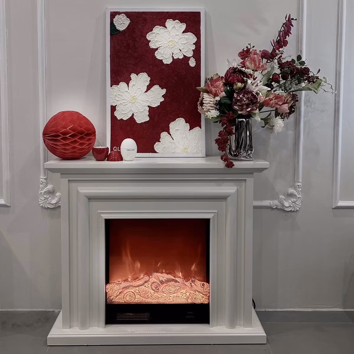 Điểm nhấn của căn phòng là lò sưởi trang trí mang phong cách Đông Dương, tạo cảm giác ấm áp và sang trọng. Ảnh: FB Quỳnh Lương