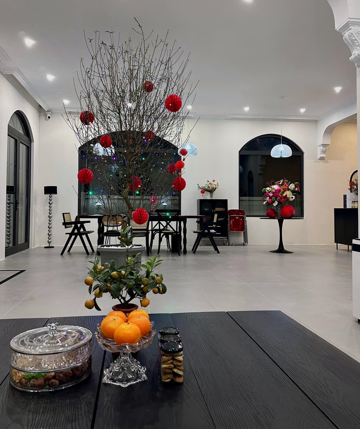 Bộ bàn ghế ăn bằng gỗ với những đường nét tinh tế, kết hợp với đèn thả trần tạo không gian ấm cúng và gần gũi. Ảnh: FB Quỳnh Lương