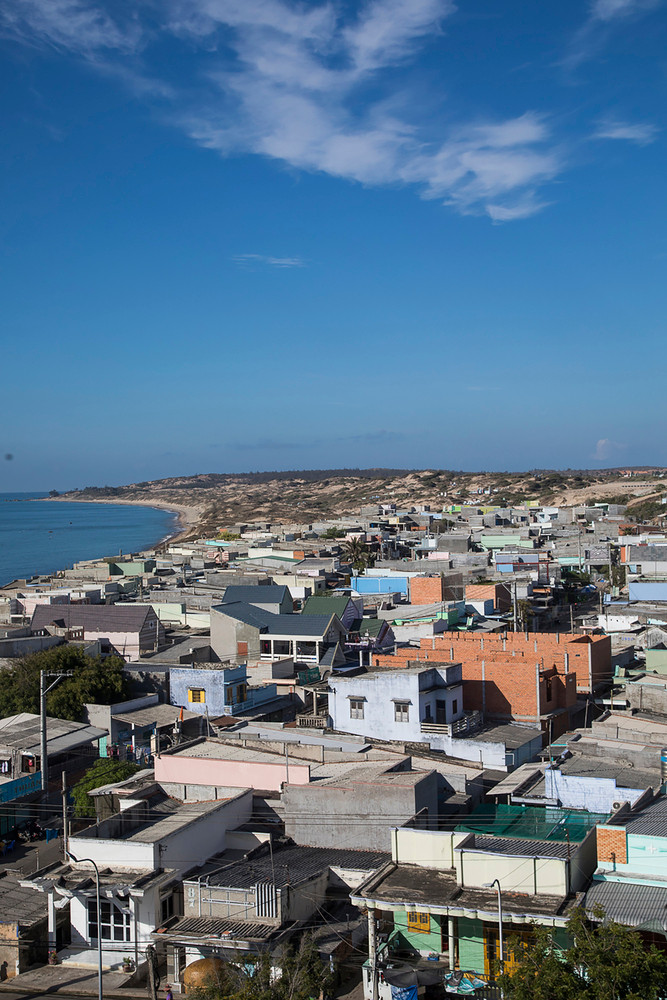 Ngôi nhà nằm trên khu đất 9X15m, cách bờ biển 100m. Ảnh: Hiroyuki Oki