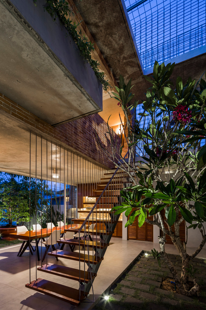 Thiết kế sử dụng các biện pháp thiết kế thụ động đòi hỏi bảo trì thấp và tiết kiệm chi phí hơn ở vùng khí hậu nhiệt đới, bằng cách tạo ra các không gian thông gió chéo và khu vườn giữa các khu vực sinh hoạt. Ảnh: Hiroyuki Oki