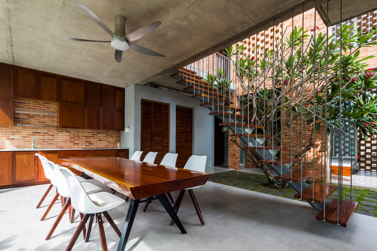 Phòng ăn và bếp liên thông, không có cửa ra vào, nằm ngay dưới tầng trệt. Ảnh: Hiroyuki Oki