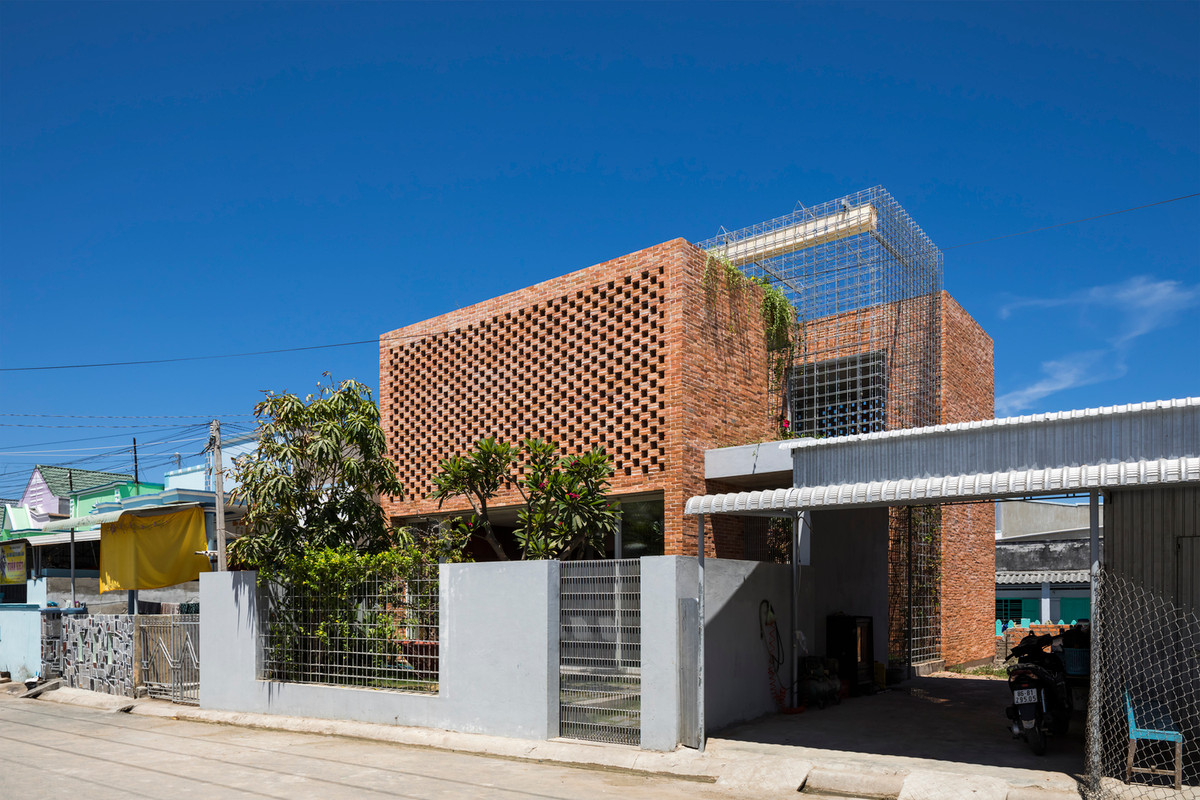 Nằm tại một làng chài nhỏ bên bờ Biển Đông, thuộc tỉnh Bình Thuận, ngôi nhà là câu trả lời cho những thách thức cả vị trí địa lí và thời tiết địa phương cùng các yêu cầu về lối sống của khách hàng. Ảnh: Hiroyuki Oki