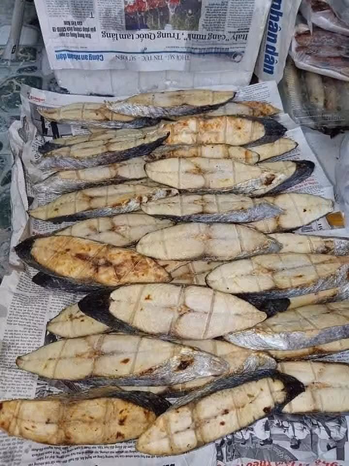 Trên thị trường, cá thu được khá đa dạng, từ nguyên con đến cắt khúc, từ cá tươi đến cá một nắng. Ảnh: FB Mary Cao