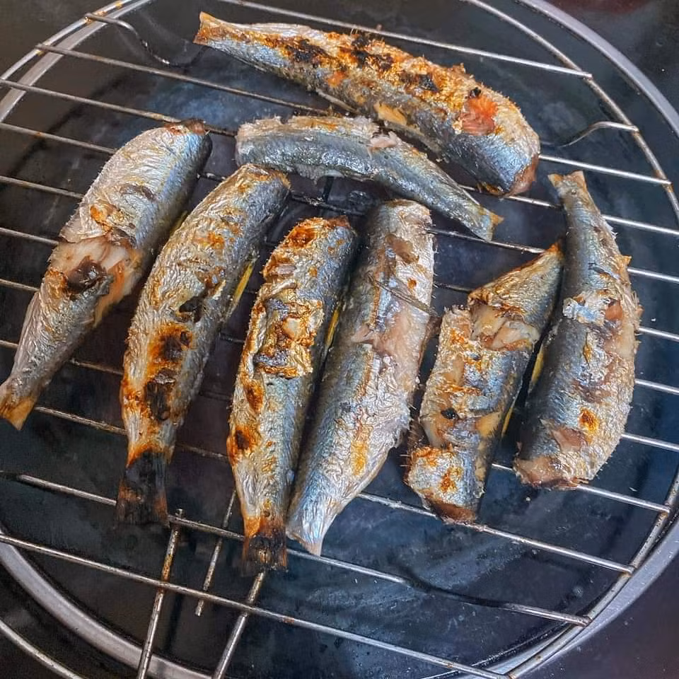 Trong đó, các trích tươi dao động từ 90.000 - 100.000 đồng/kg; cá trích phile từ 250.000 - 280.000 đồng/kg; cá trích khô từ 200.000 - 250.000 đồng/kg....Ảnh: Facebook