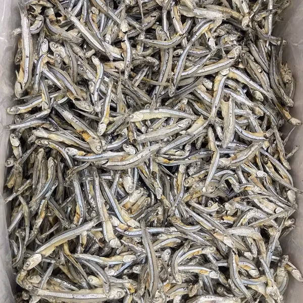 Cá cơm khô có giá từ 150.000 - 200.000 đồng/kg, thường được đóng thành từng túi nhỏ 200g, 300g hoặc 500g. Ảnh: Đặc sản Thu Hiền