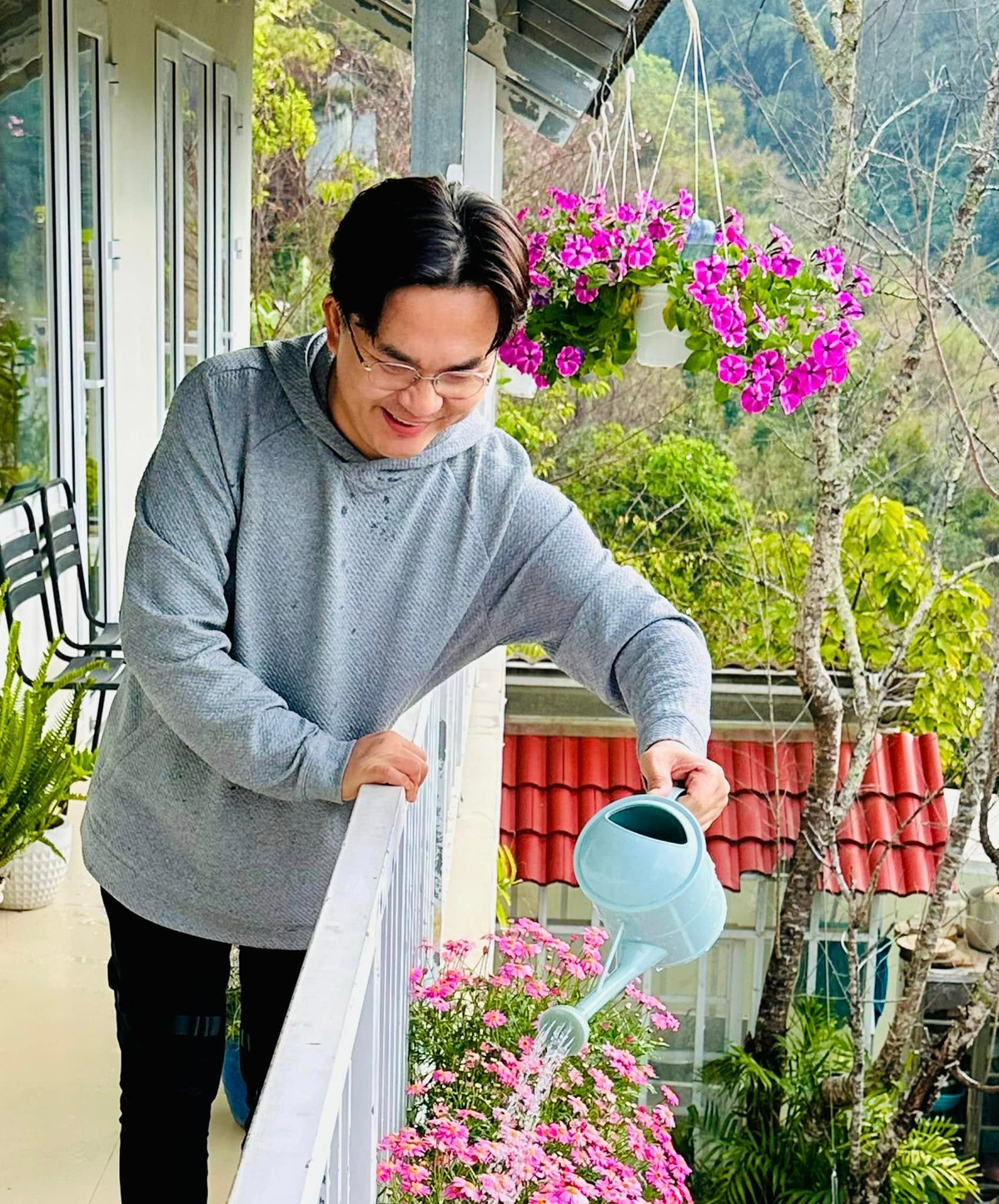 Ngoài rau xanh, "MC giàu nhất Việt Nam" còn trồng rất nhiều hoa. Ảnh: FBNV