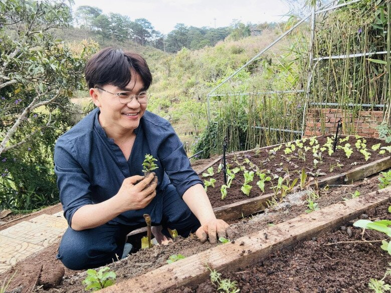 MC Đại Nghĩa cẩn thận đặt từng cây rau vào đất. Ảnh: FBNV