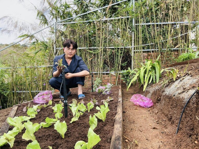 Tại đây, nam MC tự tay gieo trồng các loại rau thơm, atiso, củ cải đường, cà rốt...Ảnh: FBNV