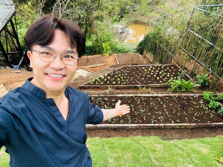 Công việc làm vườn không chỉ để có rau sạch mà còn giúp nam nghệ sĩ thư thái, nhẹ nhõm. Ảnh: FBNV