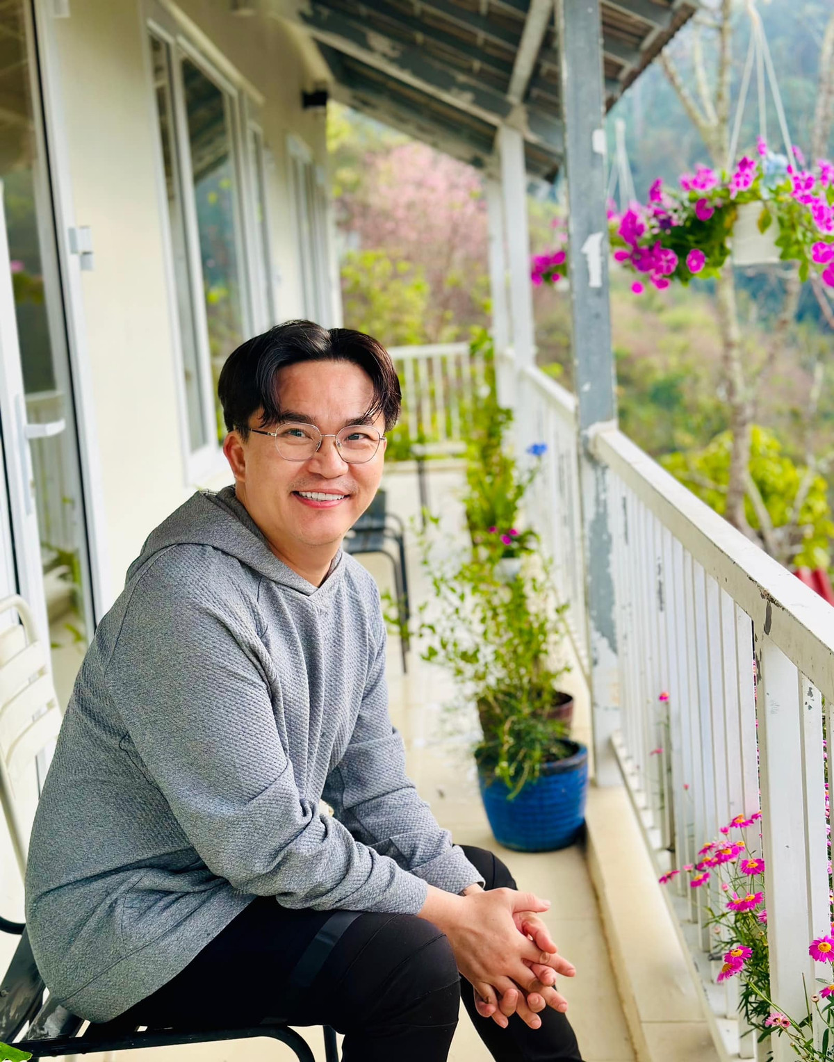 MC Đại Nghĩa cho biết thích cuộc sống bình yên, không ồn ào, nhộn nhịp. Ảnh: FBNV