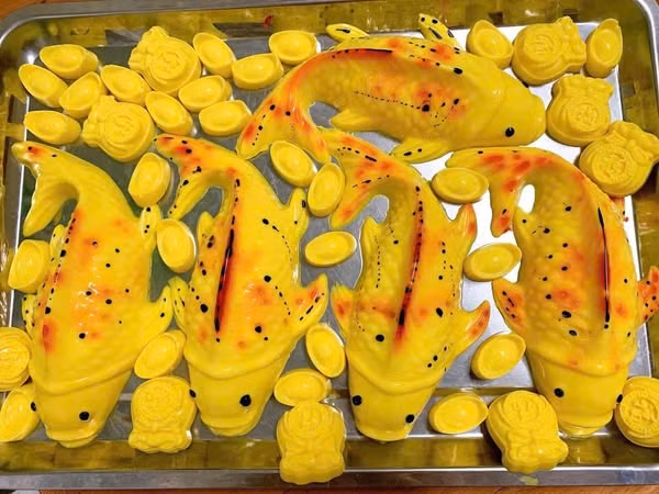 Thạch cá chép được làm từ cốt dừa, sữa tươi, phomai và có màu sắc tự nhiên. Ảnh: Facebook