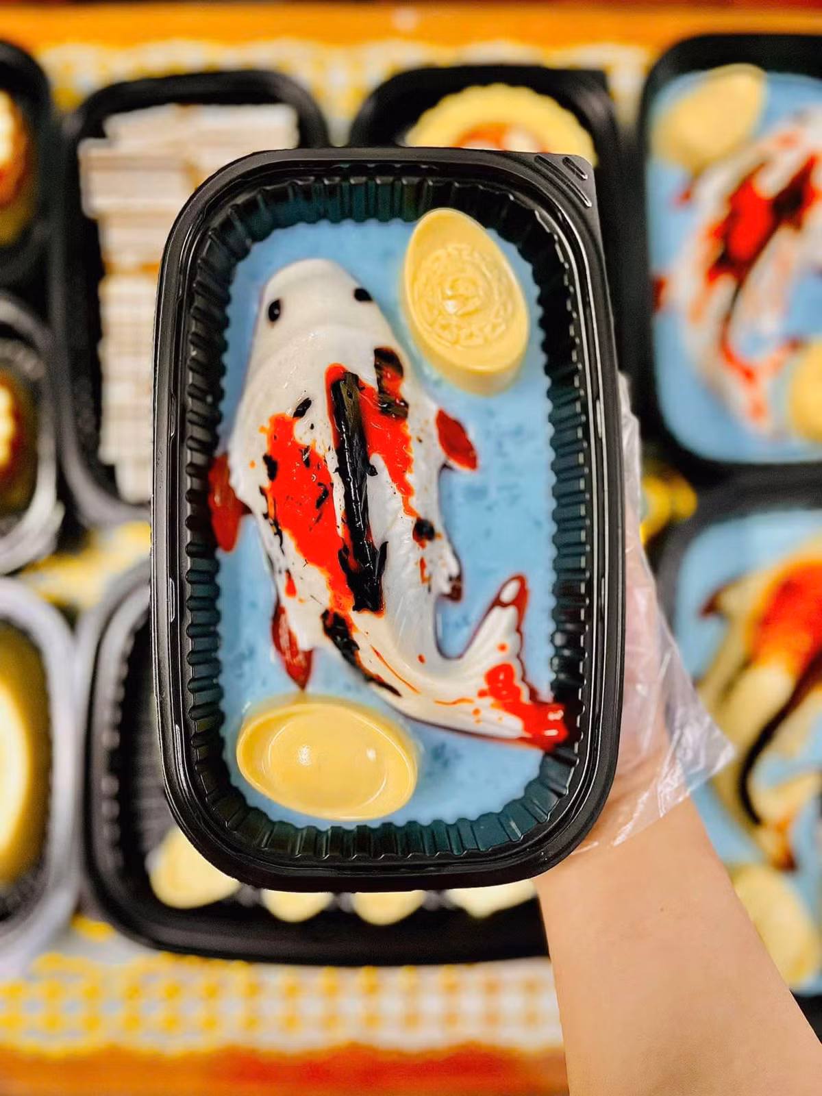 Theo chị Nga, mâm lễ cúng ông Công ông Táo của gia đình chị năm nay không có ba con cá chép sống như tục lệ mà được thay thế bằng đĩa thạch rau câu tạo hình cá. Ảnh: Facebook