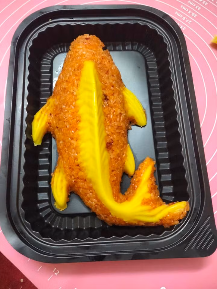 Bên cạnh đó, xôi cá chép cũng được nhiều khách hàng lựa chọn, giá từ 40.000 - 50.000 đồng, tùy loại. Ảnh: Facebook