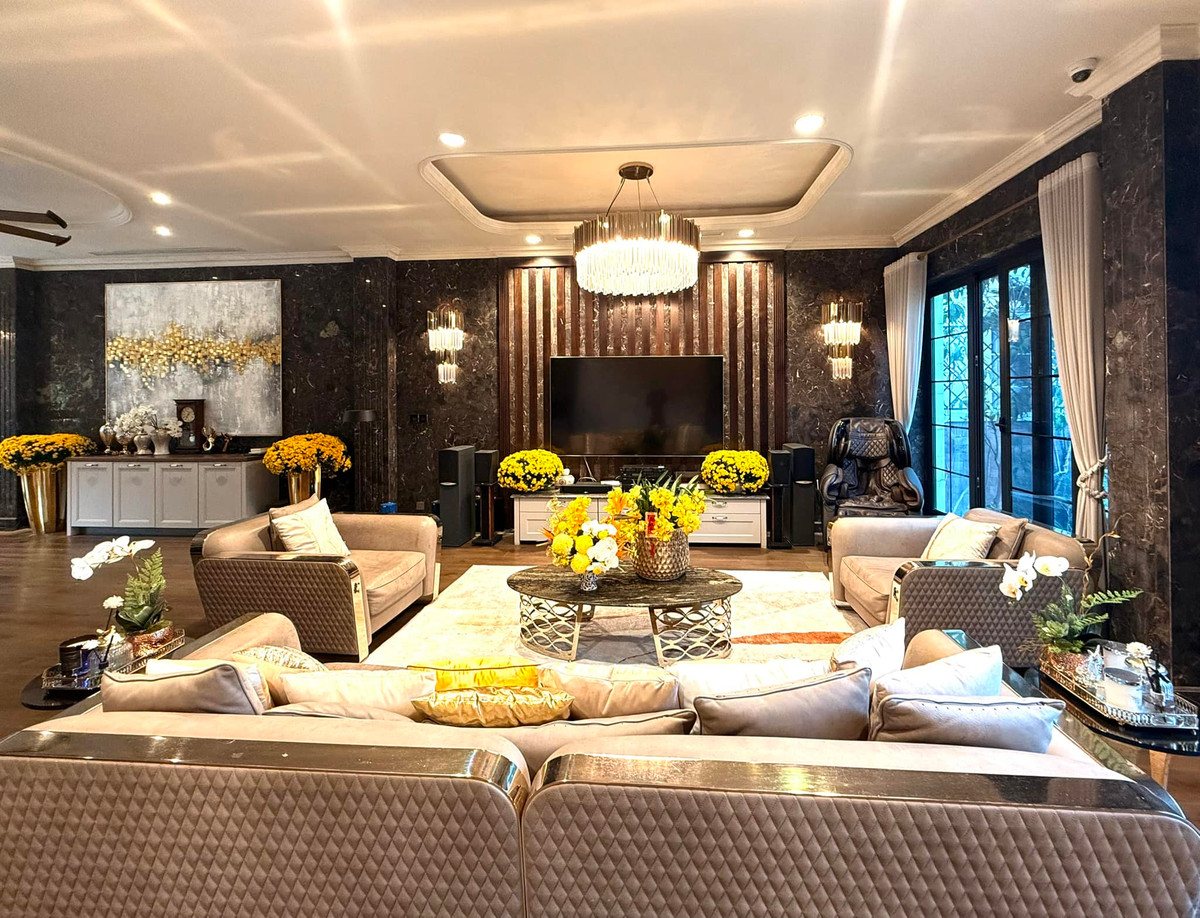Phòng khách rộng rãi ngập tràn sắc vàng. Ảnh: FB Lã Thanh Huyền