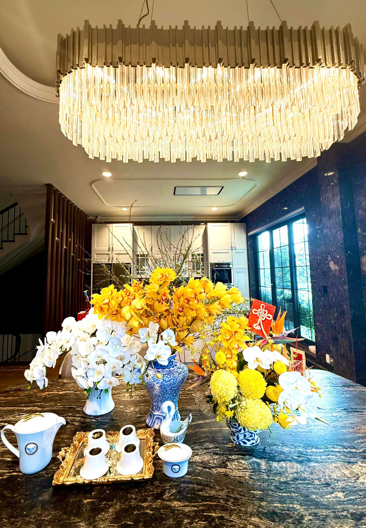 Bất cứ góc nào trong nhà cũng đều có hoa tươi. Ảnh: FB Lã Thanh Huyền