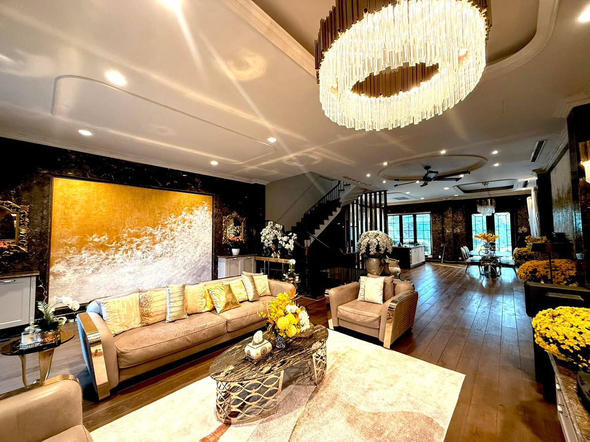 Dịp Tết Ất Tỵ vừa qua, Lã Thanh Huyền trang trí căn biệt thự bằng loạt hoa vàng rực rỡ. Ảnh: FB Lã Thanh Huyền