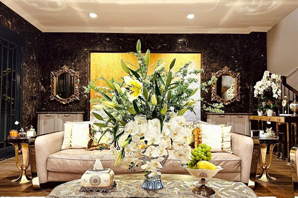 Tết năm ngoái, căn nhà của Lã Thanh Huyền cũng được trang hoàng với đủ loại hoa. Ảnh: Vietnamnet