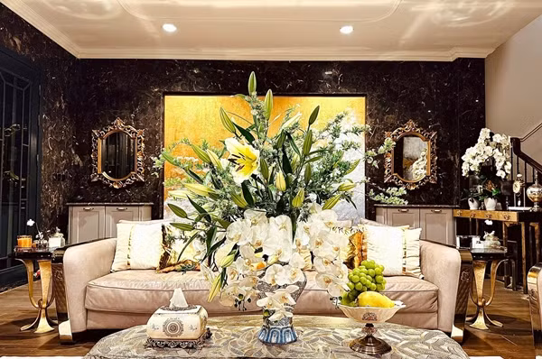 Tết năm ngoái, căn nhà của Lã Thanh Huyền cũng được trang hoàng với đủ loại hoa. Ảnh: Vietnamnet