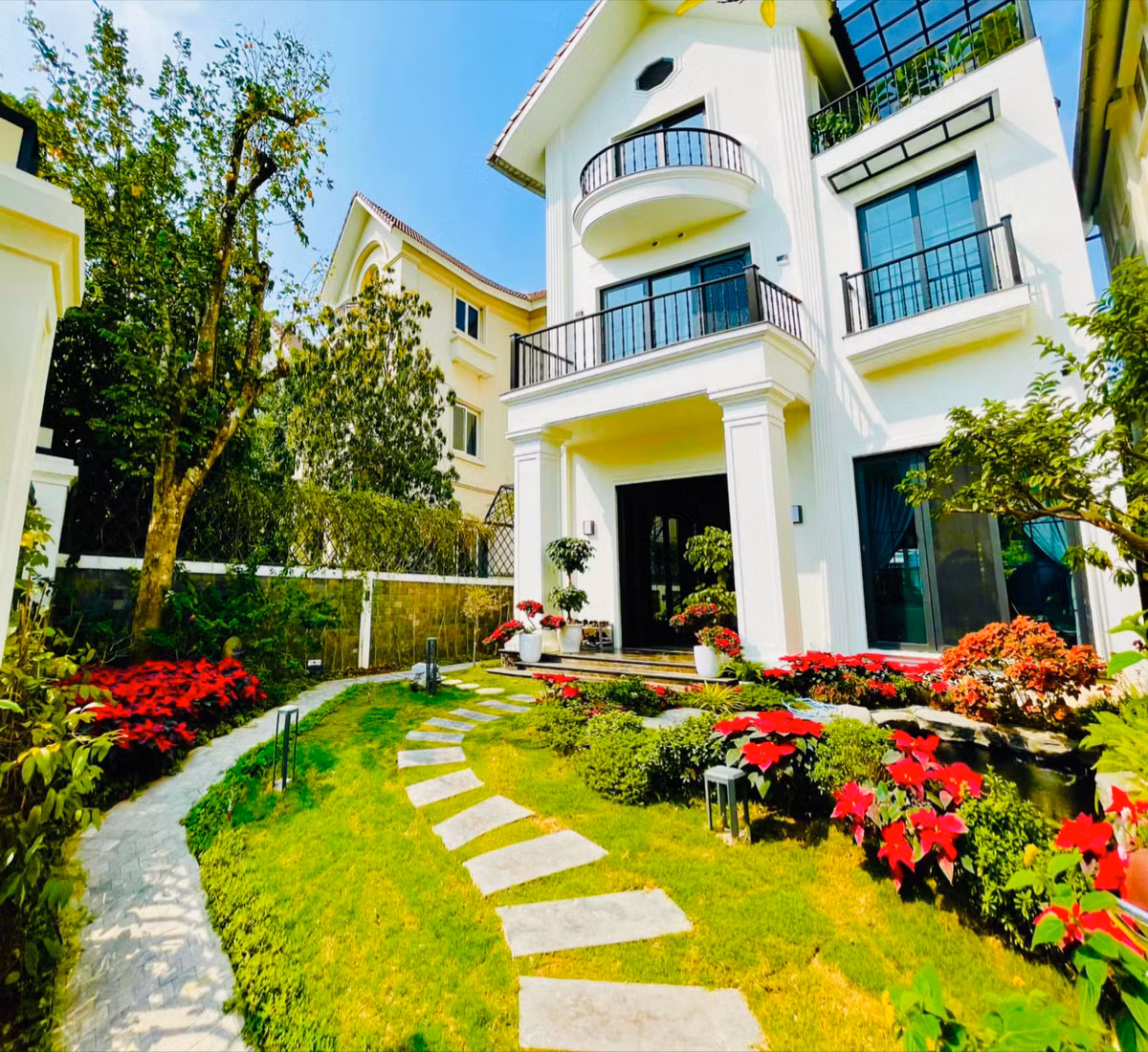 Biệt thự của Lã Thanh Huyền mang phong cách kiến trúc châu Âu hiện đại, với hai tông màu trắng và vàng làm chủ đạo. Ảnh: FB Lã Thanh Huyền