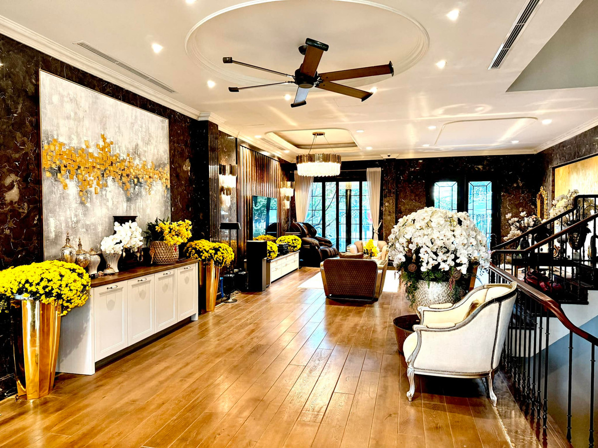 Nội thất trong biệt thự được thiết kế theo tông màu trắng, vàng chủ đạo và tiện nghi. Ảnh: FB Lã Thanh Huyền