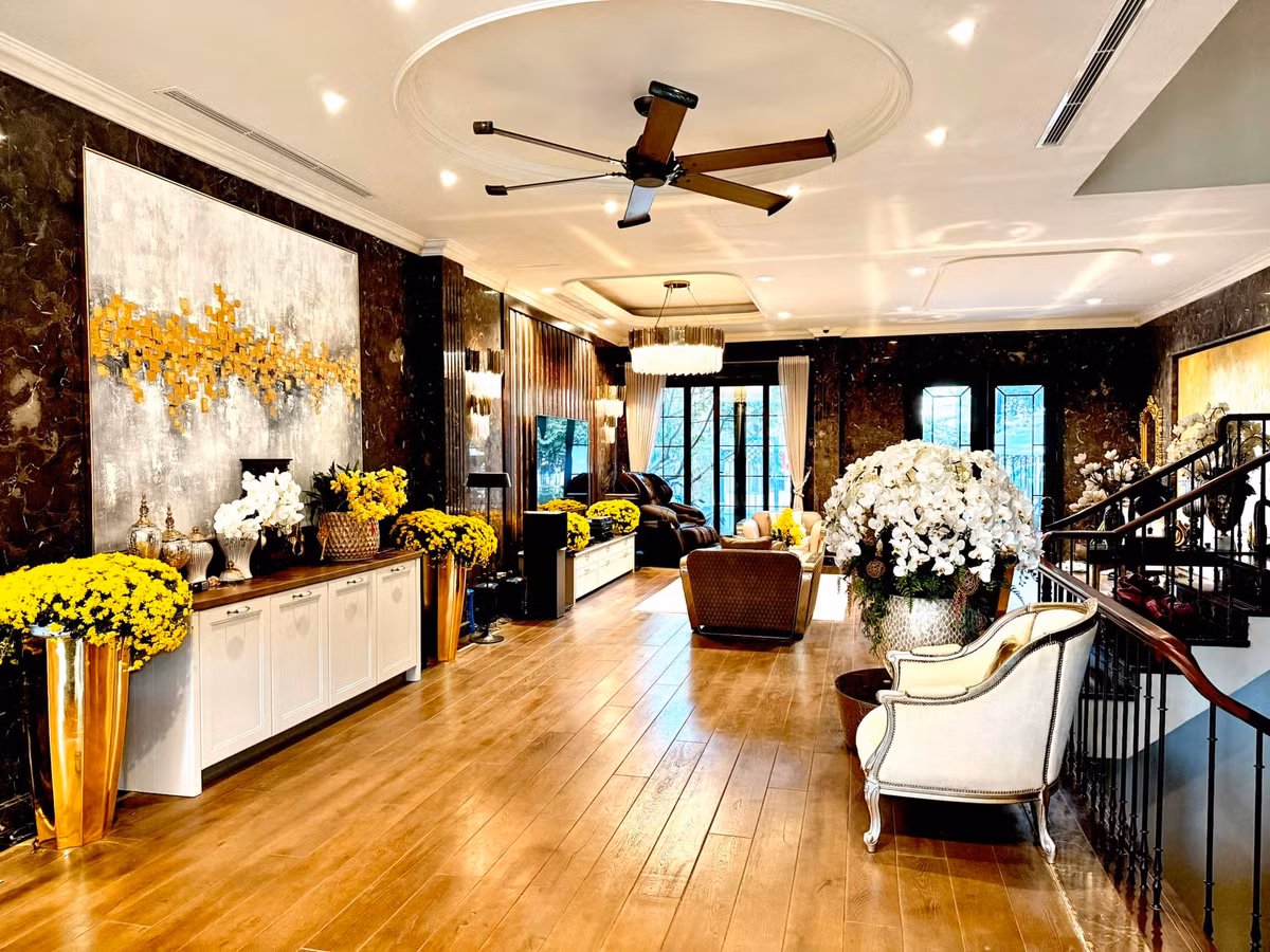 Nội thất trong biệt thự được thiết kế theo tông màu trắng, vàng chủ đạo và tiện nghi. Ảnh: FB Lã Thanh Huyền