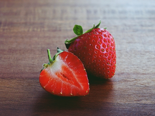 Với lớp vỏ sáng bóng màu đổ, dâu tây Bijin-Hime được cho là đạt sự cân bằng hoàn hảo giữa mềm và chắc. Ảnh: Jacaranda FM