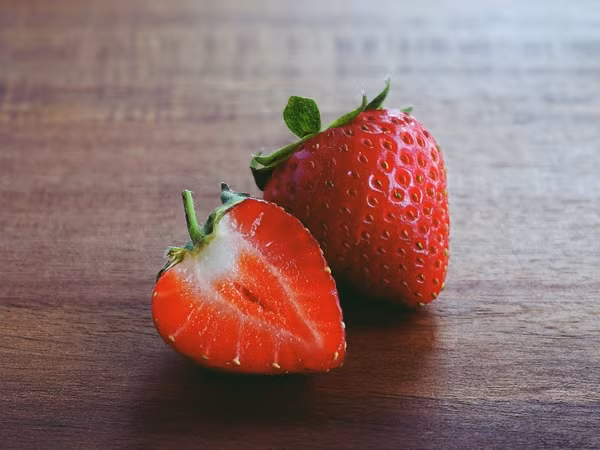 Với lớp vỏ sáng bóng màu đổ, dâu tây Bijin-Hime được cho là đạt sự cân bằng hoàn hảo giữa mềm và chắc. Ảnh: Jacaranda FM