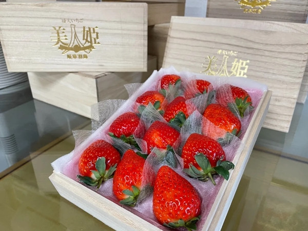 "Dâu tây công chúa" lớn nhất có kích thước bằng một quả bóng tennis và nặng khoảng 100 gram. Tuy nhiên, kích thước không làm cho "dâu tây công chúa" trở nên đặc biệt. Ảnh: Random Times