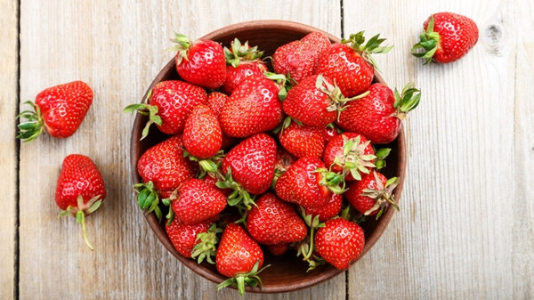 "Dâu tây công chúa" có hương vị thơm dịu nhẹ khiến người ta liên tưởng tới hoa hồng. Nó cũng không có bất kỳ vị chua và dư vị quen thuộc nào mà người ta thường cảm nhận được từ các loại dâu bày bán trong siêu thị. Ảnh: Food Republic