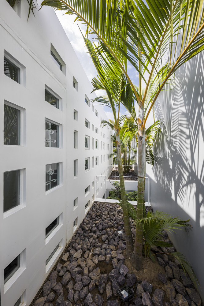 Thiết kế các khối lệch nhau tạo ra những khoảng trống. Khoảng trống lại được lấp đầy bởi cây xanh. Ảnh: Hiroyuki Oki