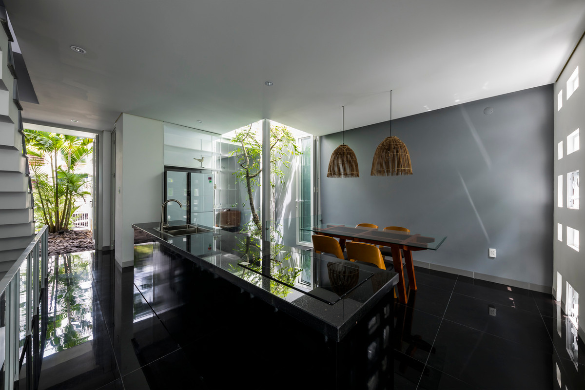 Khu bếp thiết kế trên tầng. Ảnh: Hiroyuki Oki