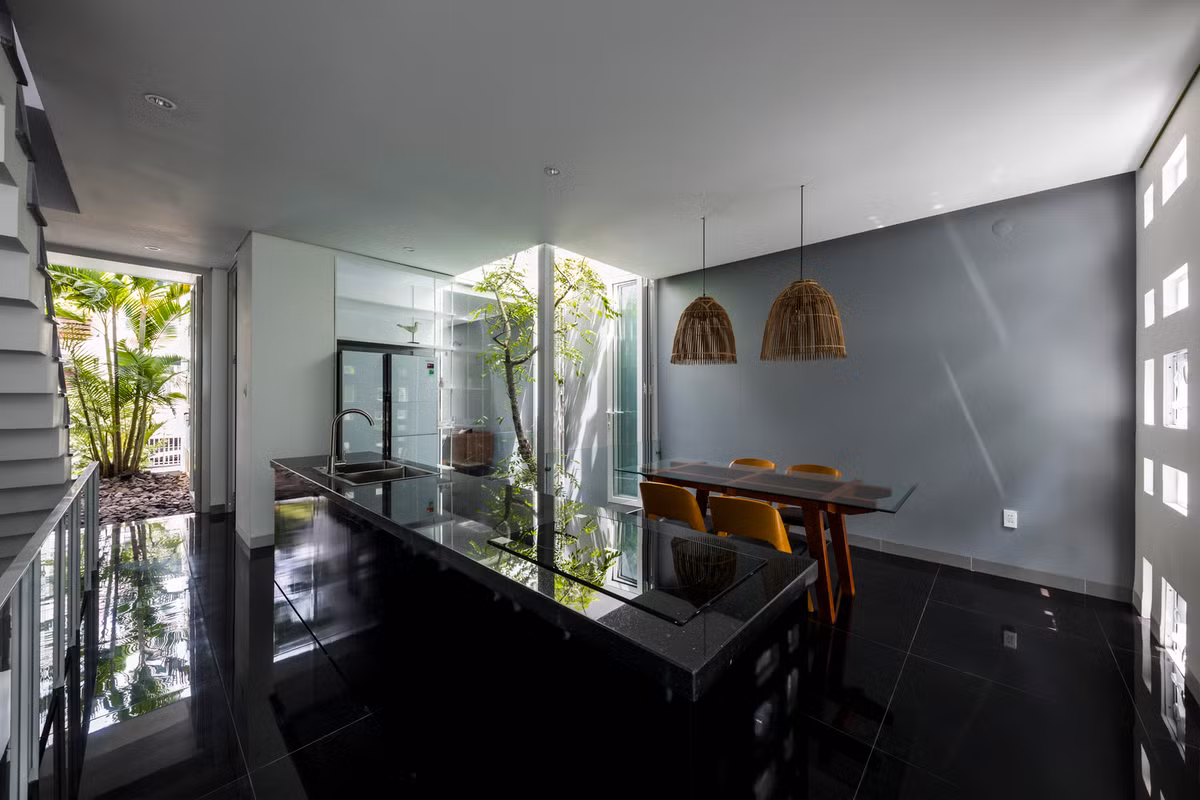 Khu bếp thiết kế trên tầng. Ảnh: Hiroyuki Oki