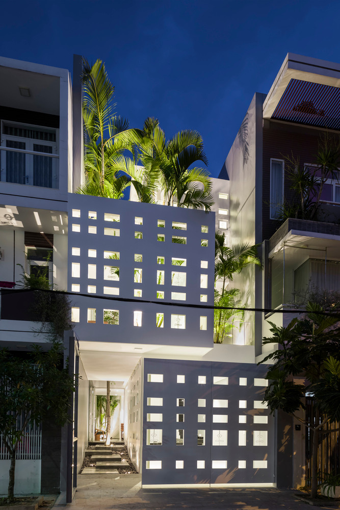 Ngôi nhà gồm 3 tầng với 3 khối xếp chồng và so le nhau để gió và ánh sáng luồn lách vào từng góc nhỏ. Ảnh: Hiroyuki Oki