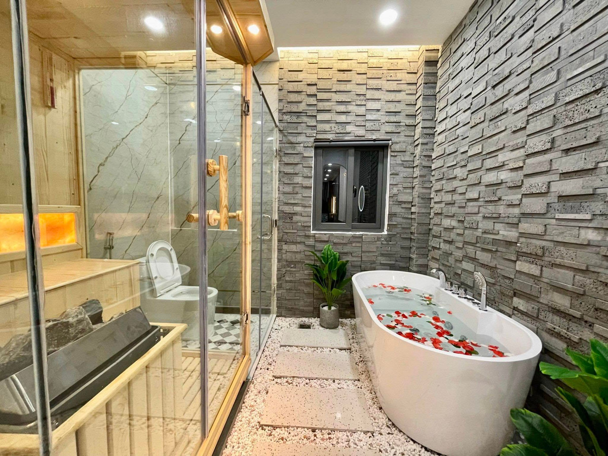 Trong phòng ngủ master có phòng xông hơi khô và nước. Ảnh chụp màn hình