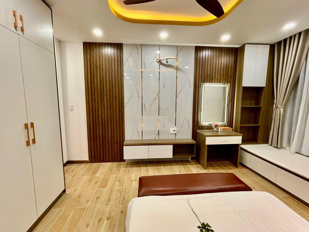 Nội thất bên trong nhà hiện đại, sang trọng, đèn được lắp sáng trên từng bậc cầu thang. Ảnh chụp màn hình