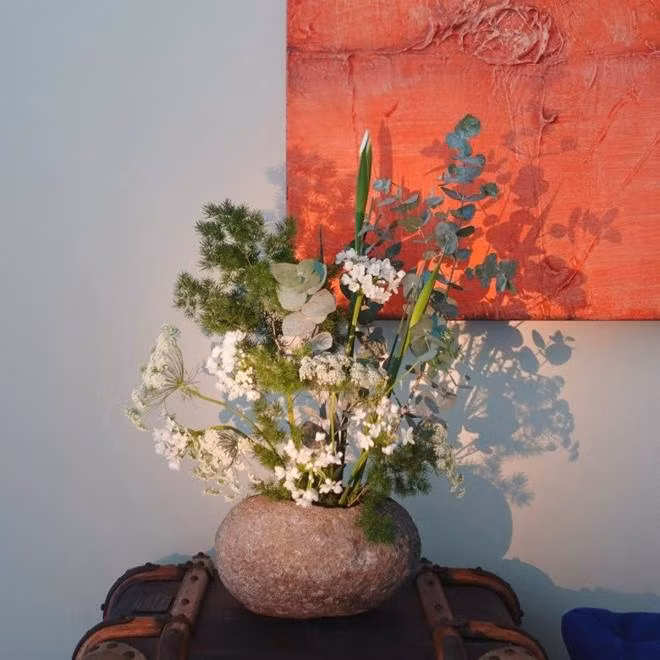 Mỗi góc trong nhà đều được nữ ca sĩ tô điểm bằng những bình hoa đẹp mắt. Ảnh: FBNV