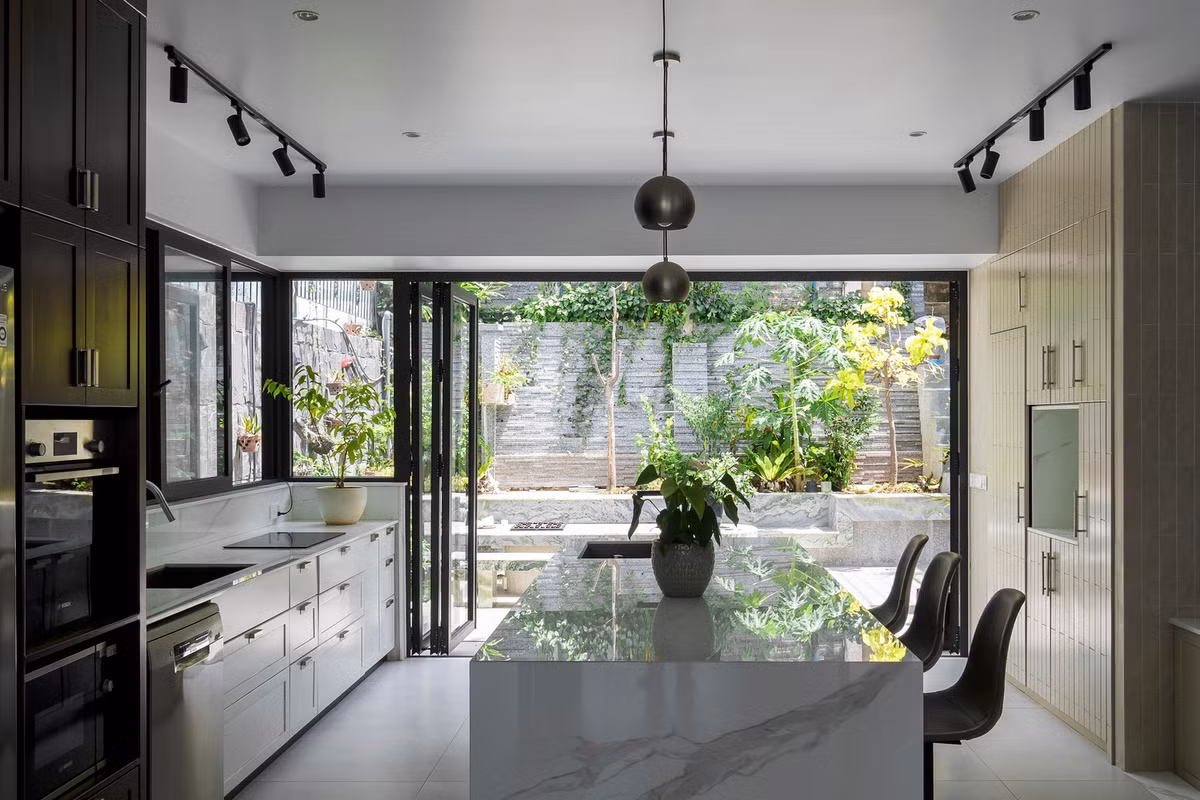 Cửa kính lớn mở ra không gian ngoài trời, mang đến ánh sáng tự nhiên và không khí trong lành. Ảnh: Phan Trọng Tín