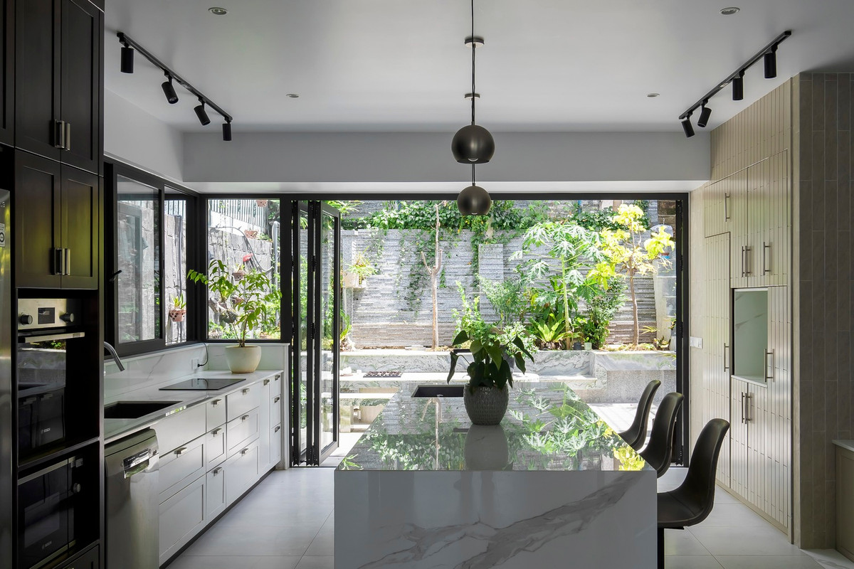 Cửa kính lớn mở ra không gian ngoài trời, mang đến ánh sáng tự nhiên và không khí trong lành. Ảnh: Phan Trọng Tín