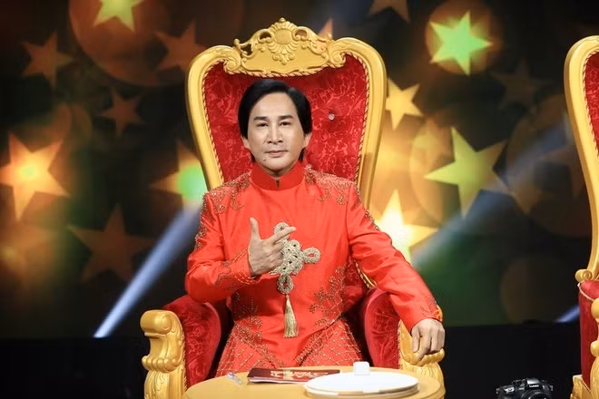  NSƯT Kim Tử Long là gương mặt nổi bật trên sân khấu cải lương. Bên cạnh nghệ thuật, nam nghệ sĩ cho biết từng trở thành "cò đất", "cò nhà". Thập niên 2000, NSƯT Kim Tử Long từng cầm trong tay 1.000 cây vàng. Ảnh: Vietnamnet