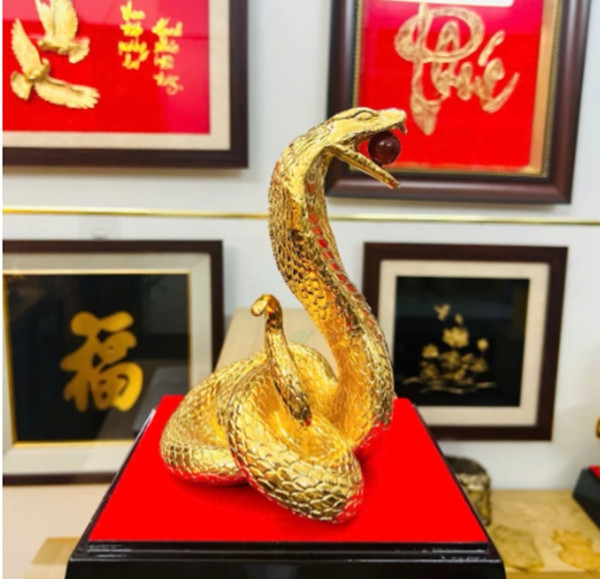 Rắn vàng nhả ngọc tượng trưng cho may mắn và bình an, có giá 5 triệu đồng. Ảnh: Golden Gift