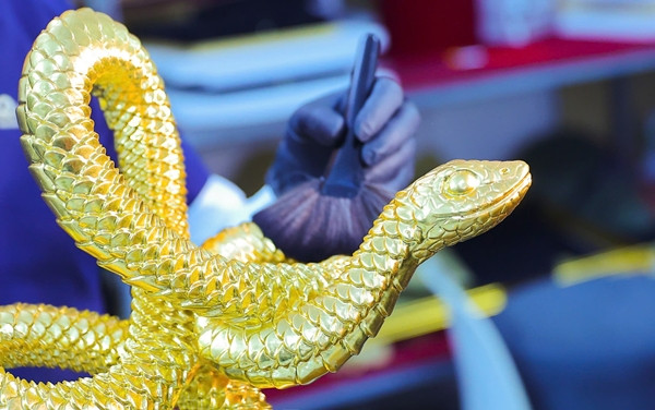 Các đường nét chạm khảm tinh xảo góp phần giúp tượng rắn trở nên nổi bật hơn. Ảnh: Tiền phong